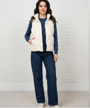 Женский стеганый жилет демисезонный (весна осень) утепленная безрукавка, балоневая плащевка цвет молочный (кремовый) Женский стеганый жилет демисезонный (весна осень) утепленная безрукавка, балоневая плащевка цвет молочный (кремовый)